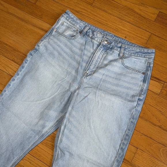 American Eagle Mom Jeans 14 Light Wash High Rise Relaxed Tapered Strigid Denim - Picture 5 of 12